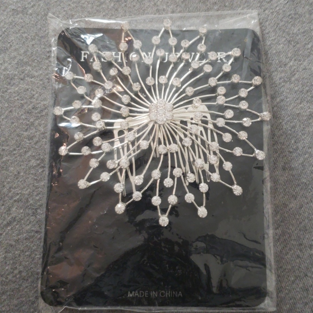 NWT Fashion Jewelry Hair Clip